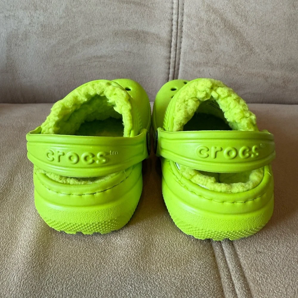 Crocs NWOT Lime Green Fleece Lined Size 5 Clogs